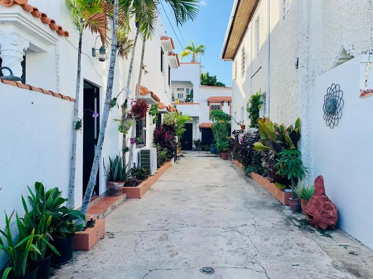 Footprints Beach House At Yardley Place San Juan 0*,
